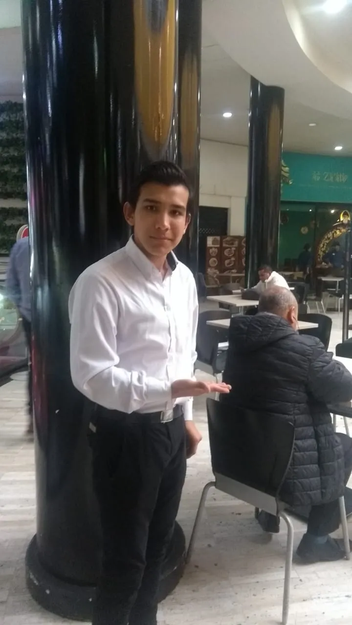 Equipo de meseros profesionales elegantemente uniformados sirviendo bebidas y canapés en un evento corporativo de alto nivel, con iluminación sofisticada y asistentes interactuando.