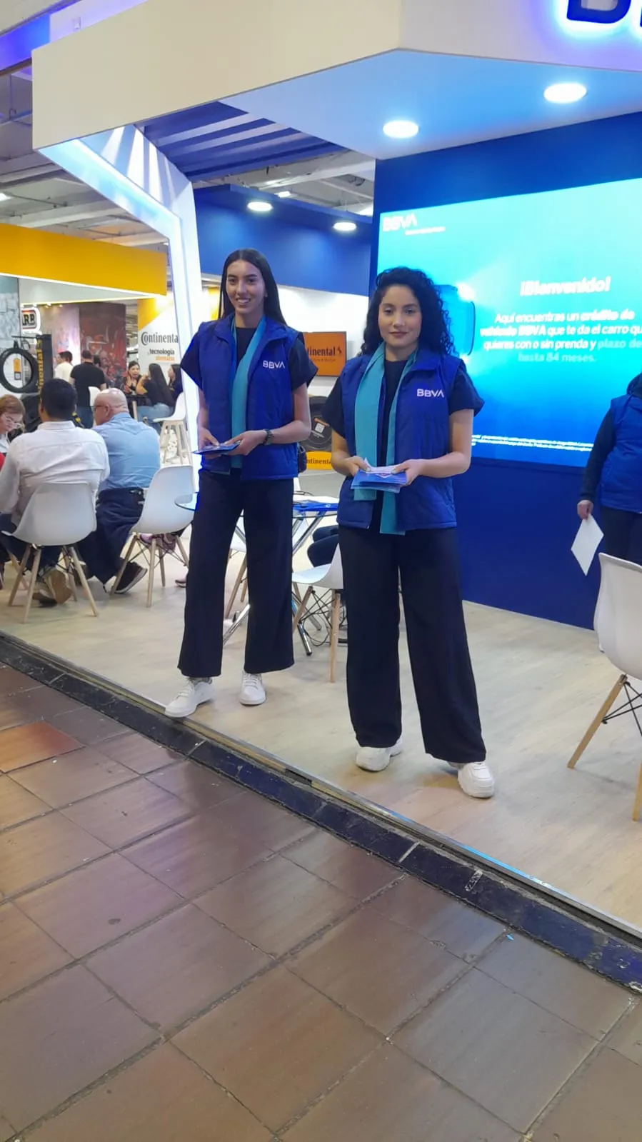 Equipo profesional de ORS Eventos distribuyendo volantes de forma estratégica en un evento corporativo, destacando la marca y la logística impecable.