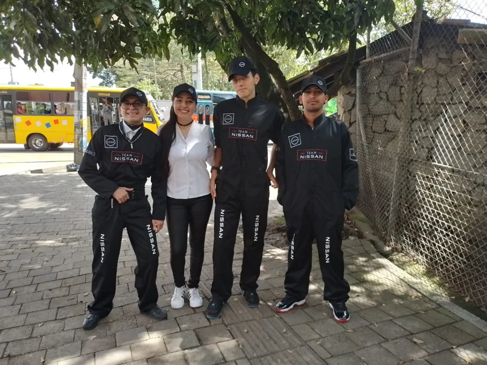 Equipo de ORS Eventos distribuyendo material de volanteo publicitario de forma profesional y cumpliendo la normativa colombiana.