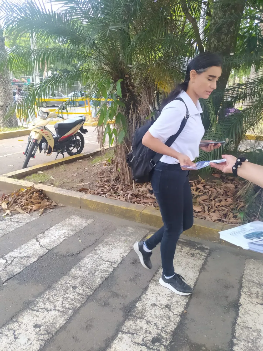 Equipo de volanteo profesional de ORS Eventos distribuyendo material publicitario en un evento corporativo