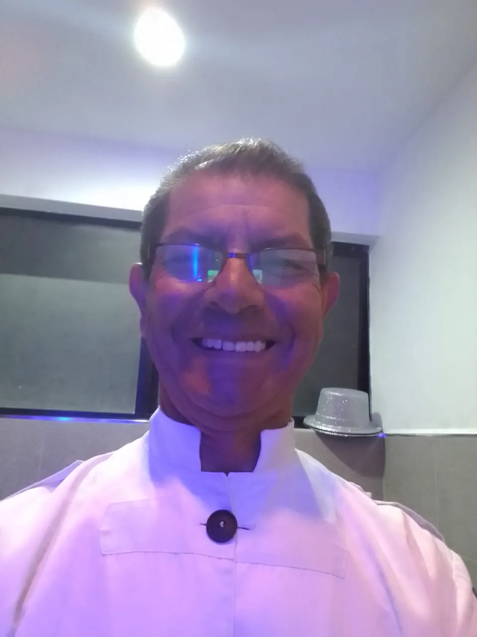 Meseros profesionales de ORS Eventos sirviendo en un evento corporativo de alto nivel en Bogotá