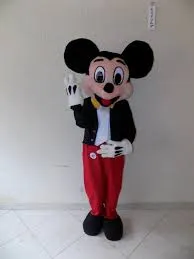 Niños disfrutando de una fiesta infantil en un evento organizado profesionalmente en Compensar, con personal logístico de ORS Eventos supervisando.