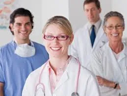 Enfermera profesional atendiendo a un participante en un evento corporativo, transmitiendo seguridad y bienestar en eventos