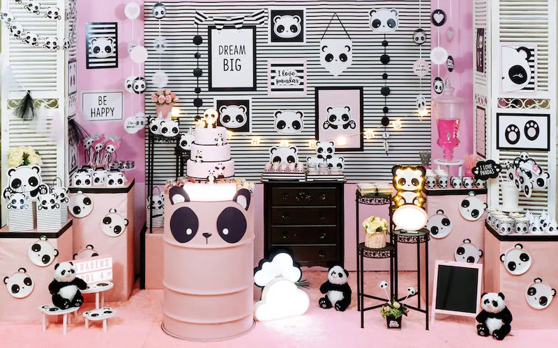 Niños riendo emocionados al recibir sorpresas innovadoras en una fiesta infantil, gestionada con excelencia logística por ORS Eventos