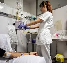 Enfermera profesional de ORS Eventos brindando atención médica y gestión de salud en un evento corporativo en Colombia, cumpliendo normativas.