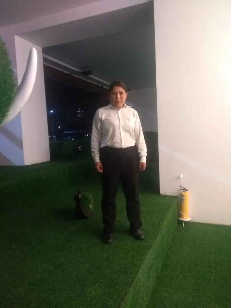 Meseros de élite sirviendo con impecable profesionalismo en un evento corporativo de alto nivel, reflejando una imagen de marca sofisticada.