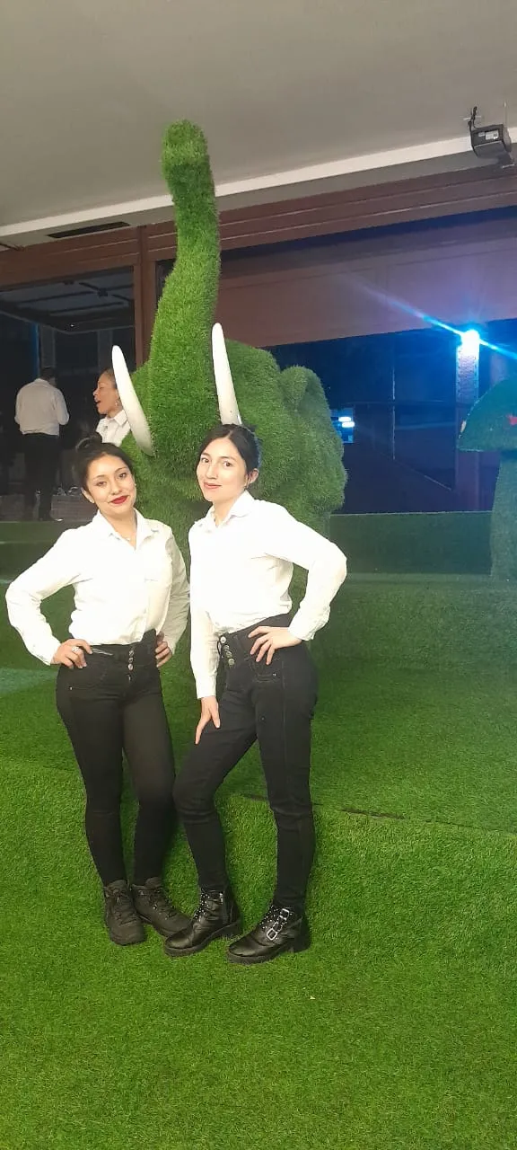 Meseros profesionales sirviendo en un elegante evento corporativo, mostrando el precio de meseros para eventos de élite.