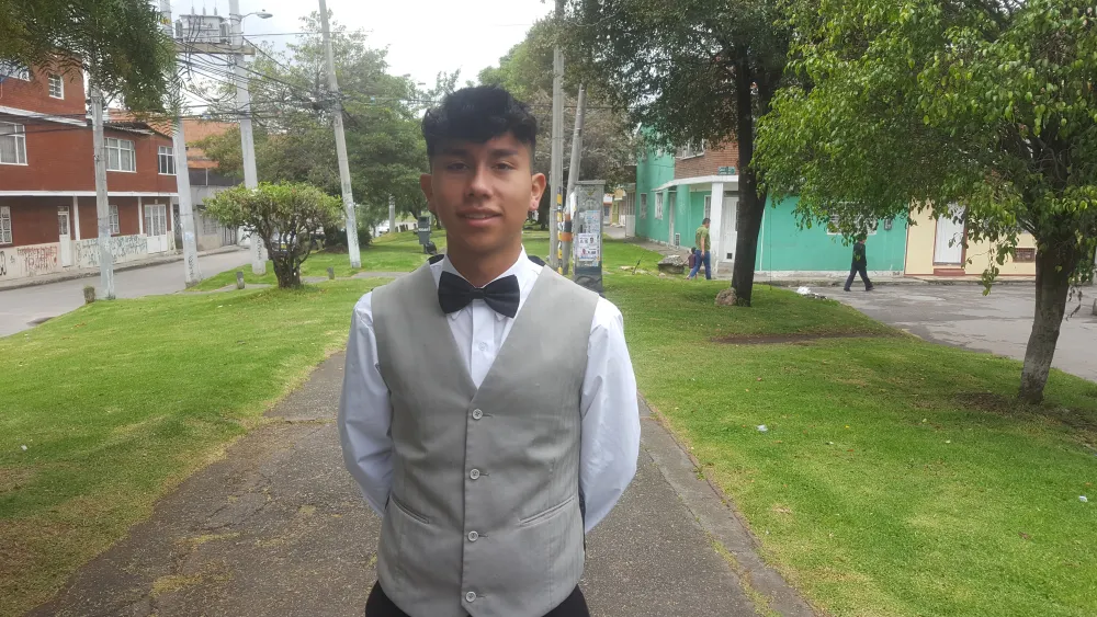 Meseros profesionales de ORS Eventos sirviendo en una fiesta privada elegante en Colombia