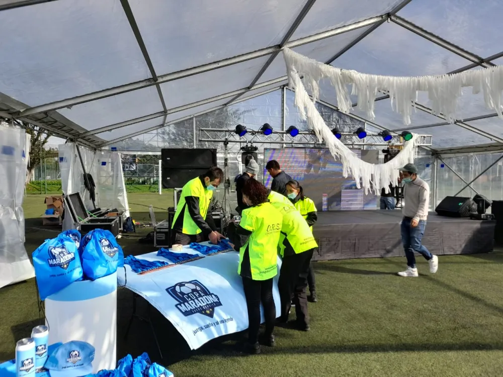 Equipo de personal para eventos corporativos de ORS Eventos coordinando en un gran salón en Colombia.