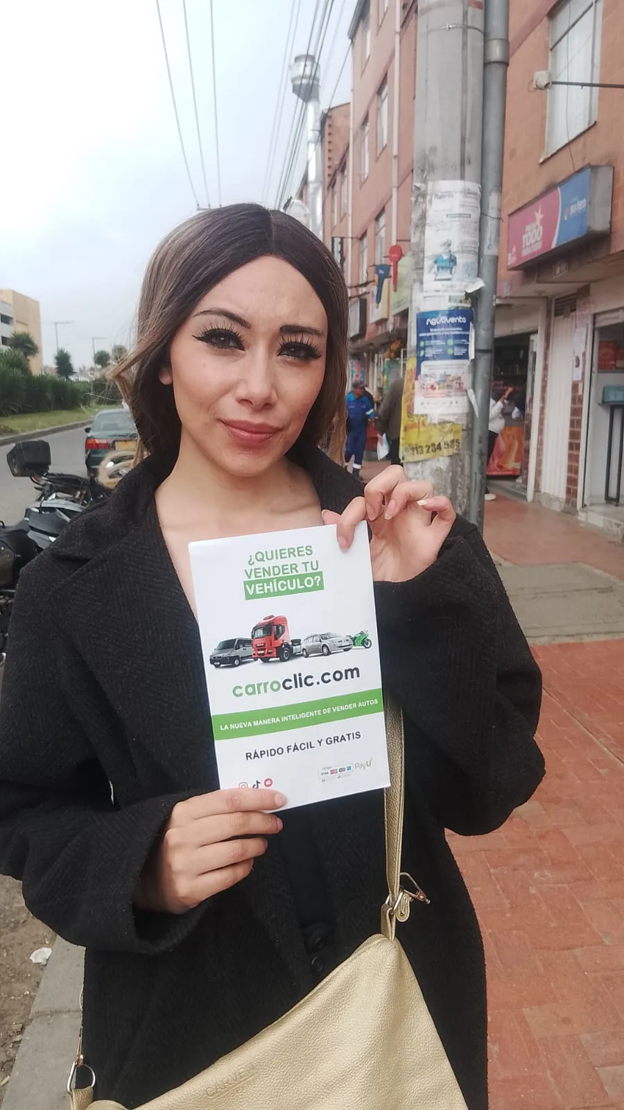 Volanteo estratégico ¿qué es? personal de ORS Eventos distribuyendo material publicitario segmentado para eventos corporativos en Bogotá.