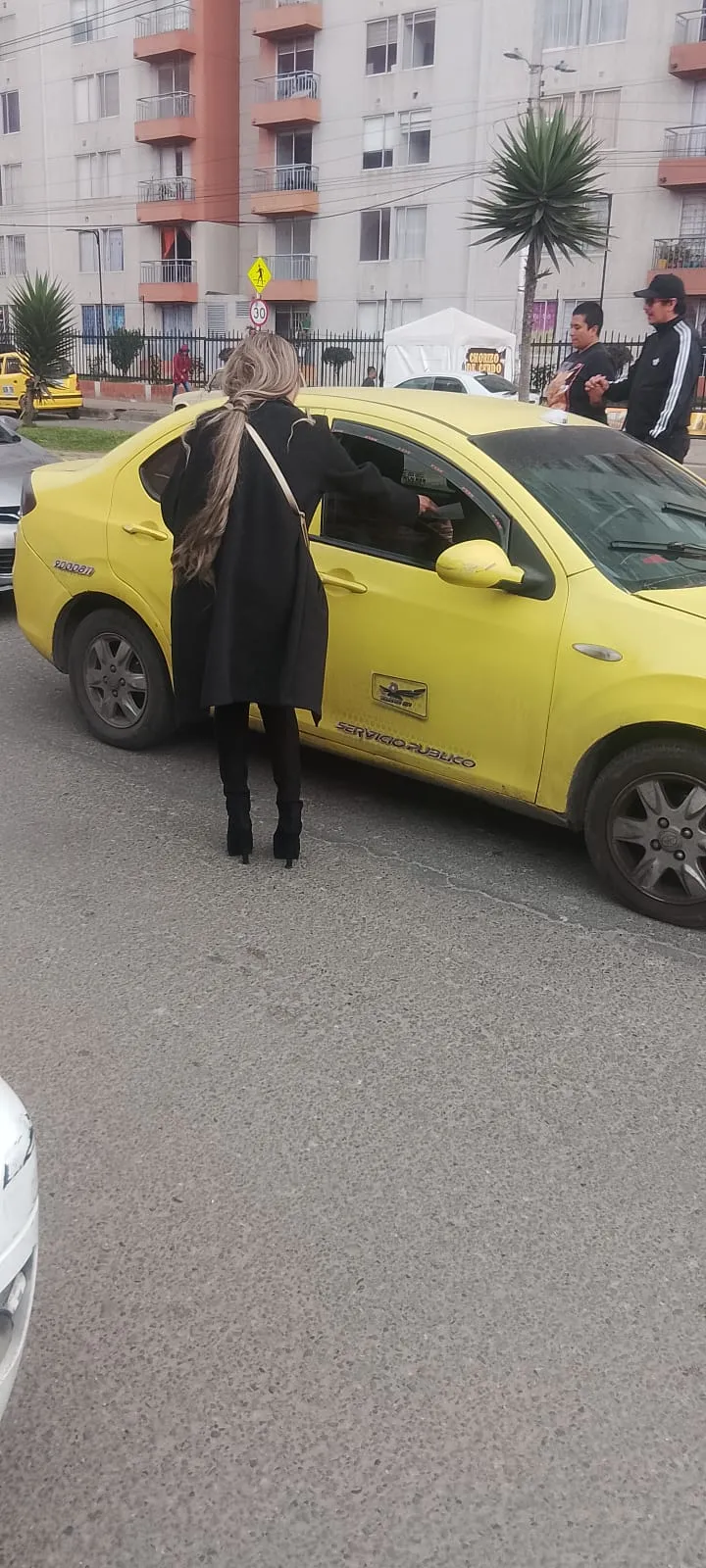 Profesionales de ORS Eventos realizando volanteo, conectando directamente con el público para un evento corporativo exitoso y con alto ROI.