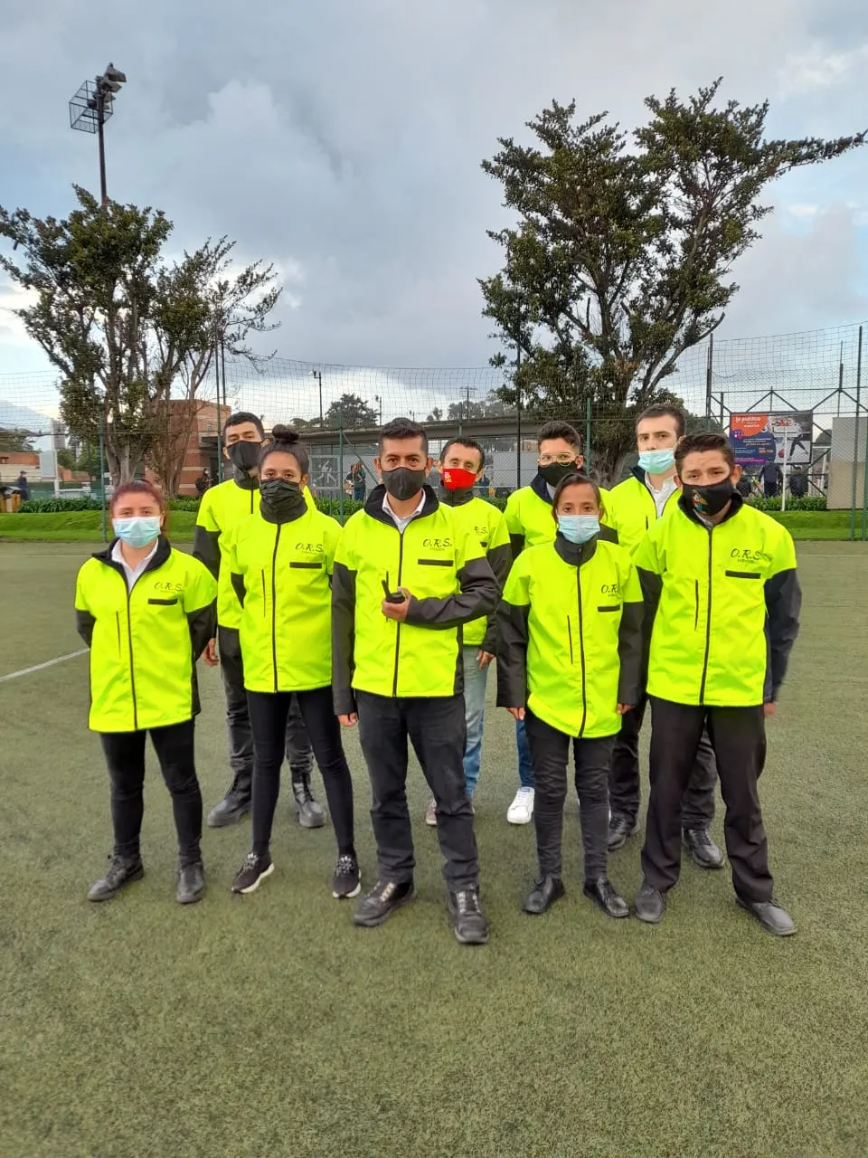 Equipo de personal de staff para eventos corporativos de élite de ORS Eventos coordinando un evento en Colombia