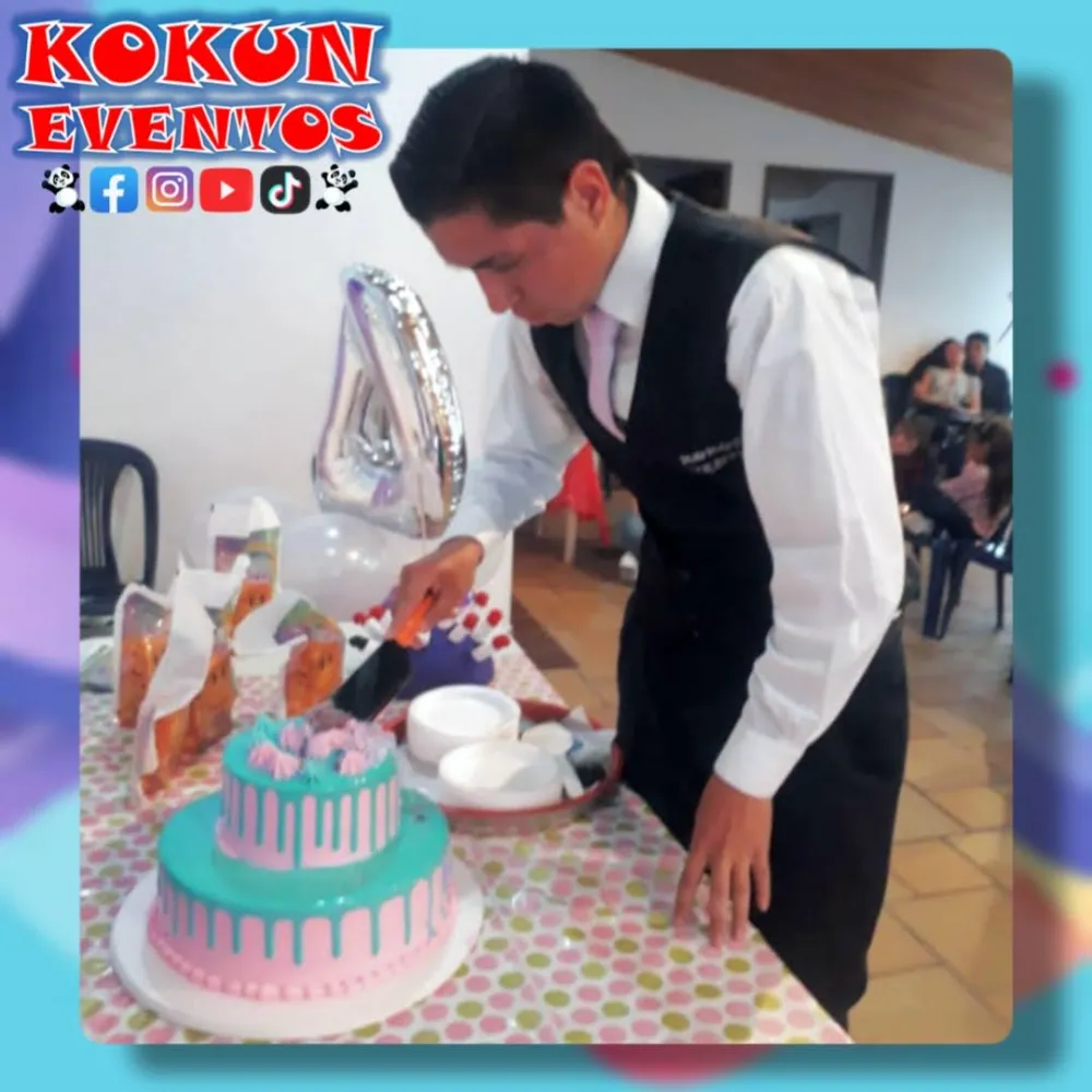 Meseros profesionales sirviendo en un evento corporativo, representando el servicio de meseros económicos y de calidad de ORS Eventos.